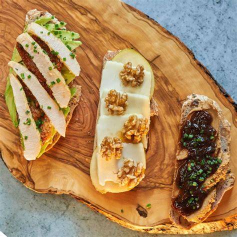 variedad de tostas gourmet con ingredientes locales