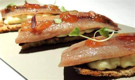 tostas de sardinas ahumadas y confitura de tomate