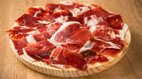Corte de jamón ibérico con sus infiltraciones de grasa