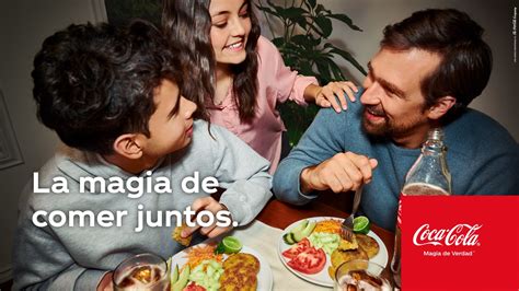 Familia compartiendo una comida con Coca-Cola