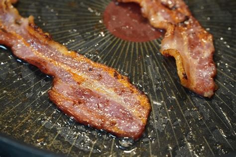 Bacon crujiente escurriendo grasa
