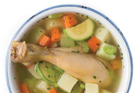 Caldo de pollo y verduras con legumbres