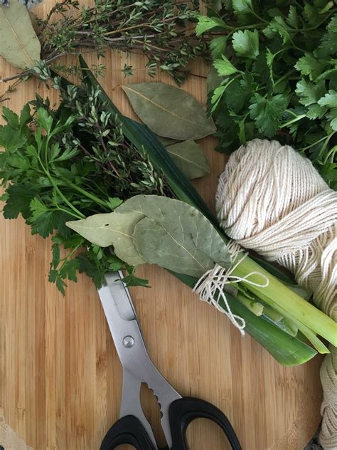 Preparación de un bouquet garni tradicional atado con hilo