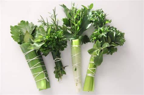 Ejemplo de bouquet garni con puerro, zanahoria, tomillo y laurel