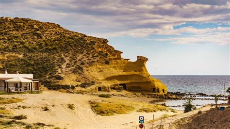 Vista panorámica de la Playa de los Cocedores y su característica formación en media luna