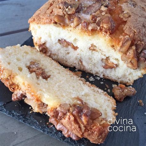 Esquema de capas: bizcocho, crema de queso y nueces