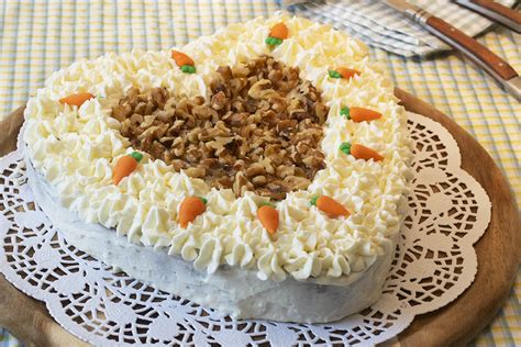Detalle de una porción de carrot cake decorada con nueces pecanas