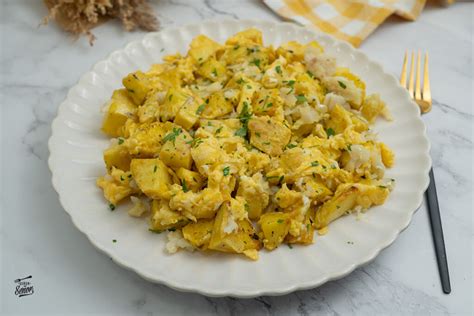Revuelto de bacalao a la portuguesa con patatas paja