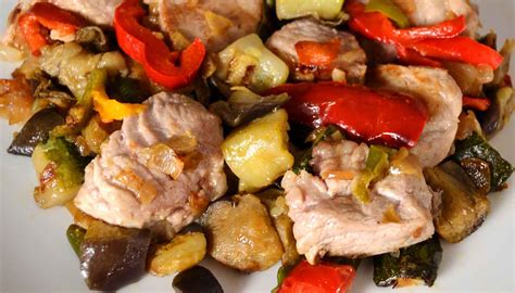 Plato de magro de cerdo guisado con verduras variadas