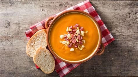 Salmorejo en cuenco de pan con guarnición
