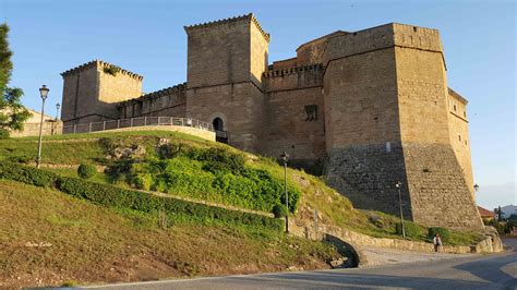 Vista panorámica del castillo de Mora de Rubielos y su entorno medieval