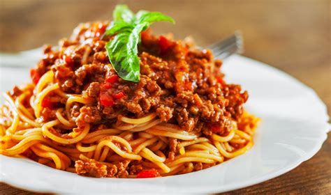 Plato de pasta con boloñesa de lentejas