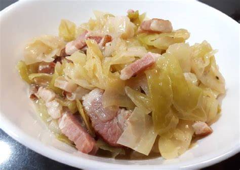 Plato de col con bacon ahumado