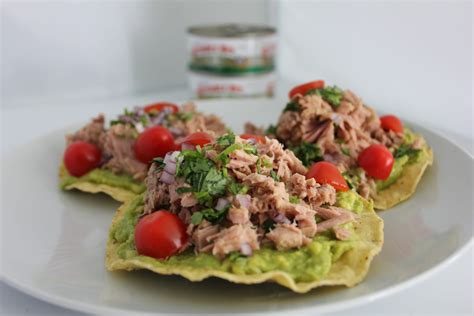 Tostadas de atún con salsa bechamel y queso parmesano