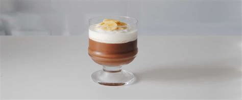 Copa de plátano, nata y chocolate