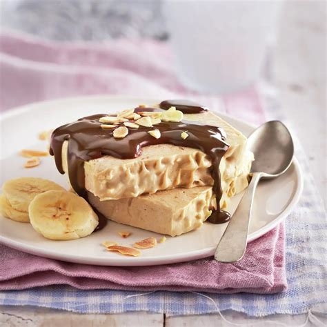 Semifrío de plátano con salsa de chocolate