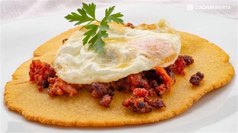 Tortos de maíz con picadillo y huevo