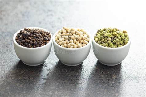Variedades de granos de pimienta: negra, blanca, verde y roja