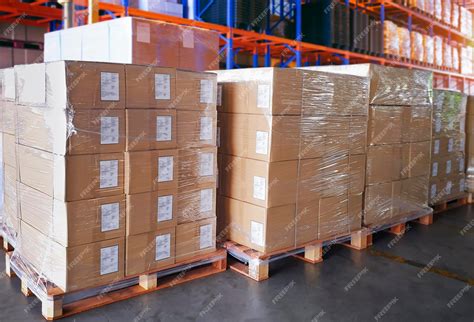 Cajas de plástico apiladas en un almacén