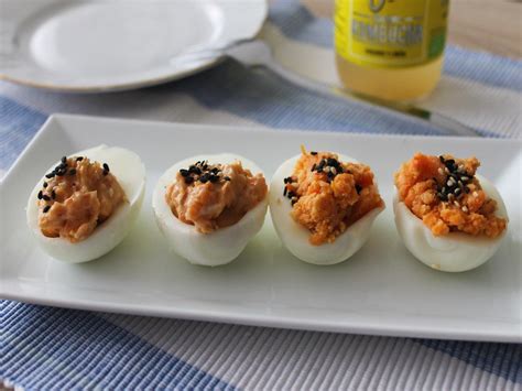 Huevos rellenos de sardina emplatados