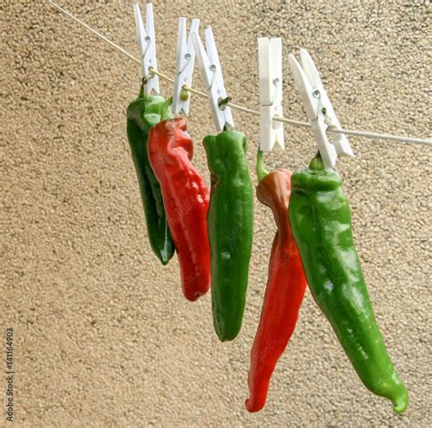 Pimientos choriceros secándose al sol