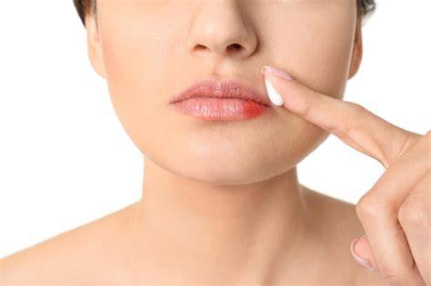 Mujer aplicando crema rellenadora de labios