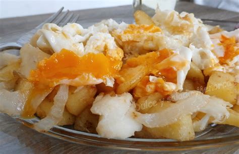 Huevos rotos con bacalao y patatas