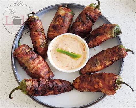 Jalapeños rellenos envueltos en tocino