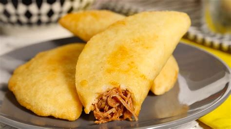 Empanada venezolana rellena