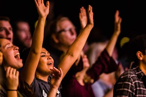 Imagen de una comunidad cantando en una iglesia