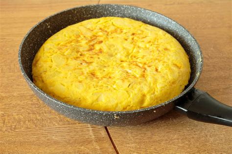 Tortilla de patatas recién hecha en una sartén