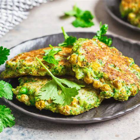 Tortitas de brócoli dorándose en una sartén