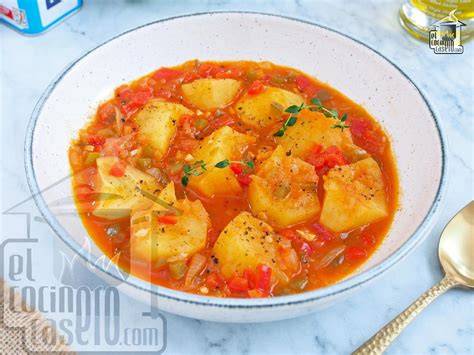 Plato de castañeta con tomate y guarnición de patatas