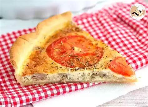 Quiche de atún y tomate recién horneada
