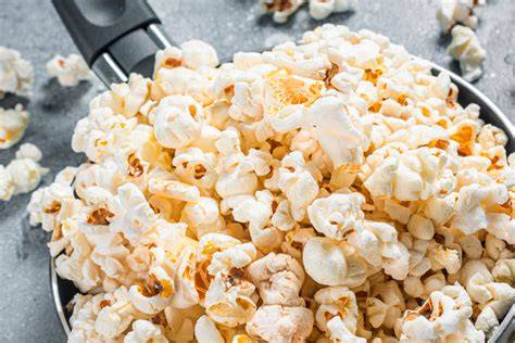 Bol de palomitas para microondas y granos de maíz