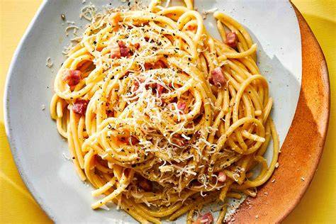 Plato de pasta carbonara en Ginos
