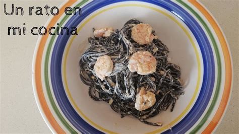Espaguetis negros con marisco en un plato