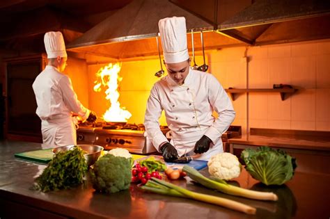 Equipo de chefs de catering preparando platos navideños