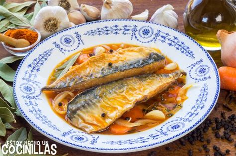 Caballa en escabeche en un plato