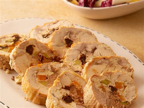 Galantina de pollo cortada en rodajas con guarnición