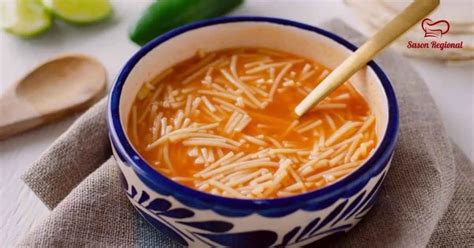 Ingredientes para sopa de fideo con salchicha
