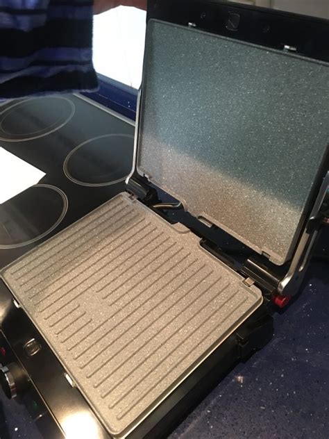 Plancha de asar Cecotec Rock'nGrill Pro con apertura de 180 grados