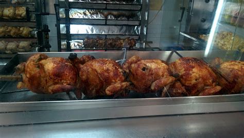 Cola de clientes esperando en Pollos Asados El Asador