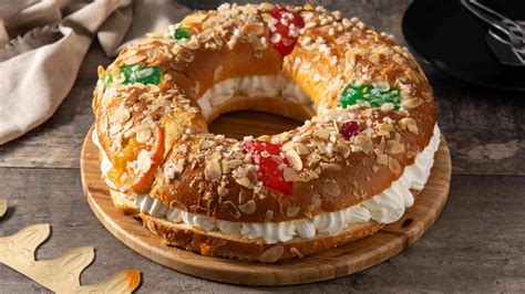 Imagen de un roscón de reyes relleno de nata