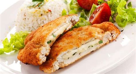Libritos de pechuga de pollo empanados con acompañamiento