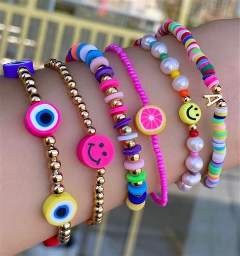 Imágenes de diferentes joyas (anillos, collares, pulseras) hechas con leche materna cristalizada