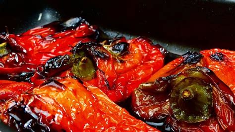 Pimientos asándose en el horno