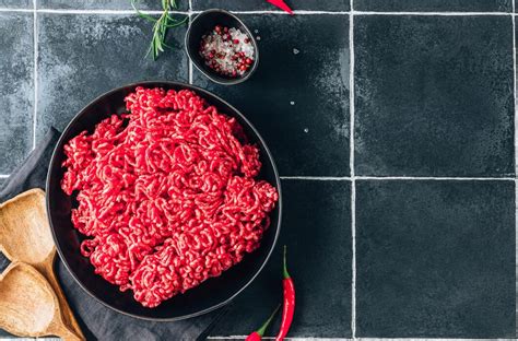 Carne de ternera picada en un plato
