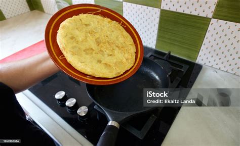 Voltear la tortilla con un plato