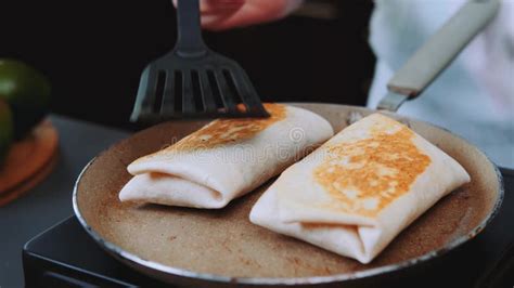 Chef volteando la tortilla